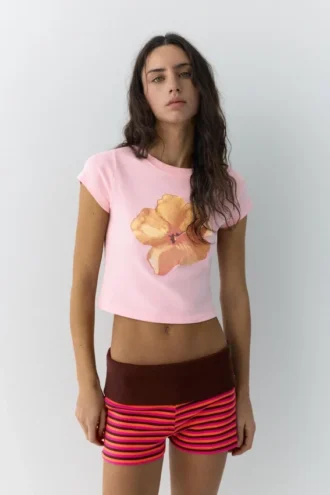 Camiseta rosa con estampado floral