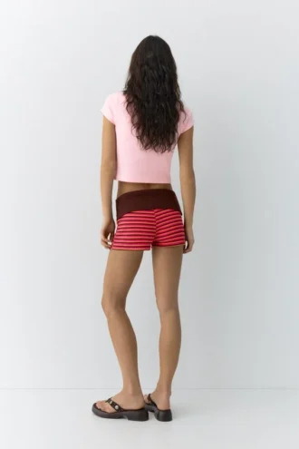 Camiseta rosa con estampado floral