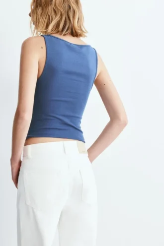 Camiseta sin mangas con cuello barco