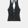 Camiseta sin mangas con cuello halter y detalles metalizados Camiseta sin mangas con cuello halter y detalles metalizados