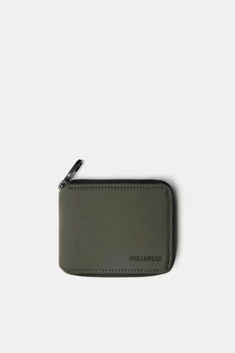 Cartera con acabado de goma
