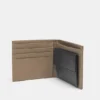 Cartera con acabado de goma