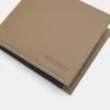 Cartera con acabado de goma