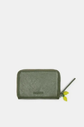 Cartera con adornos