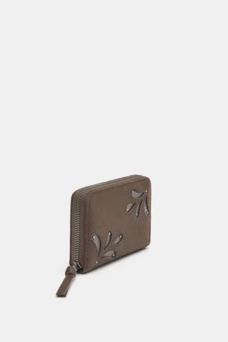 Cartera con adornos