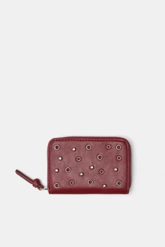 Cartera con tachuelas