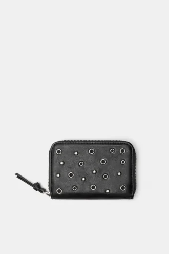 Cartera con tachuelas
