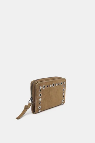 Cartera con tachuelas