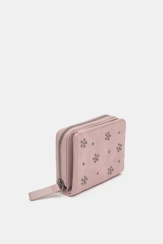 Cartera con tachuelas en forma de flor