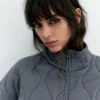 Chaqueta acolchada con cuello alto Chaqueta acolchada con cuello alto