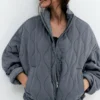 Chaqueta acolchada con cuello alto Chaqueta acolchada con cuello alto