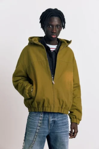 Chaqueta con capucha y detalles desgastados