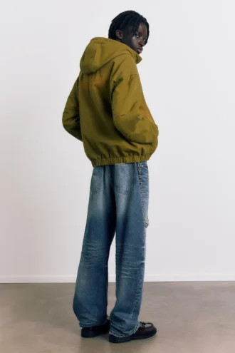 Chaqueta con capucha y detalles desgastados