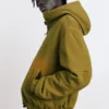 Chaqueta con capucha y detalles desgastados Chaqueta con capucha y detalles desgastados