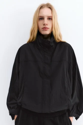 Chaqueta corta con efecto nailon Chaqueta corta con efecto nailon