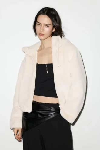 Chaqueta de piel sintética con capucha Chaqueta de piel sintética con capucha