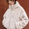 Chaqueta de piel sintética con capucha Chaqueta de piel sintética con capucha