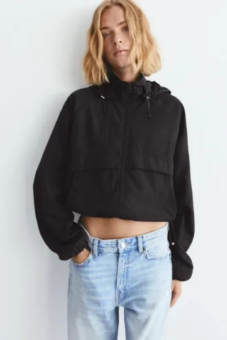 Chaqueta ligera con capucha