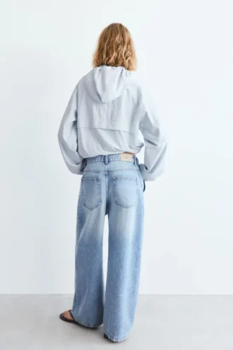 Chaqueta ligera con capucha
