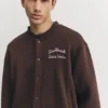 Chaqueta universitaria bordada