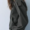 Gabardina corta de corte globo Gabardina corta de corte globo
