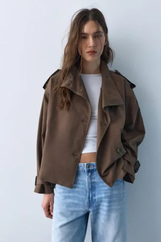 Gabardina corta de cuello alto