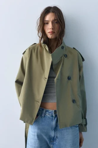 Gabardina corta de cuello alto