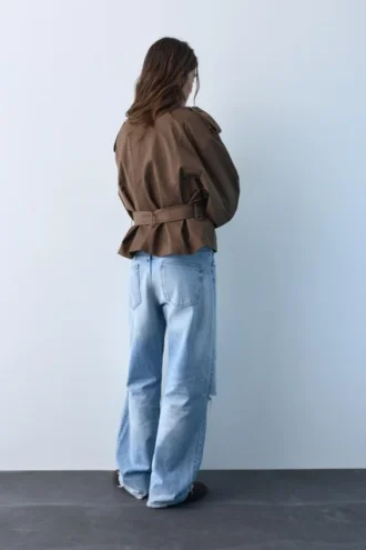 Gabardina corta de cuello alto