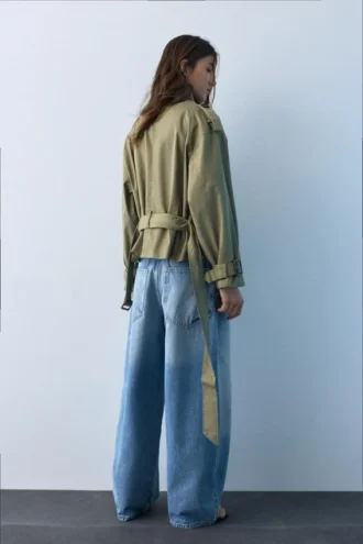 Gabardina corta de cuello alto
