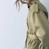 Gabardina corta de cuello alto Gabardina corta de cuello alto