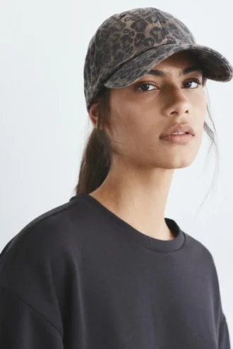 Gorra con estampado de leopardo