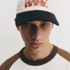 Gorra con silueta urbana