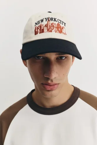 Gorra con silueta urbana
