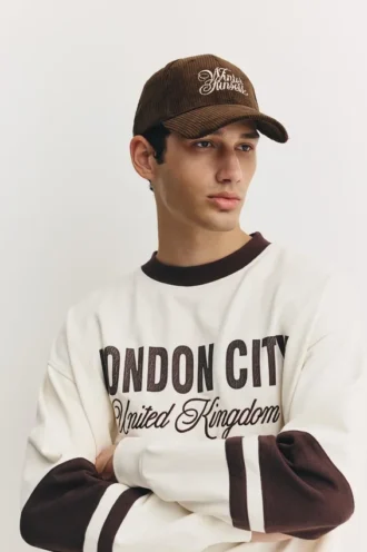 Gorra de pana marrón