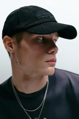 Gorra de pana negra