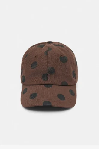 Gorra marrón con lunares