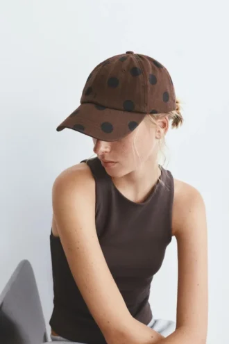 Gorra marrón con lunares
