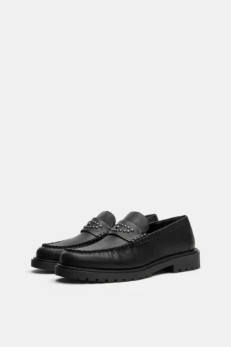 Mocasines con tachuelas