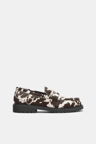 Mocasines de piel con estampado de vaca