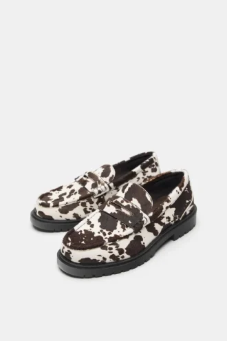 Mocasines de piel con estampado de vaca