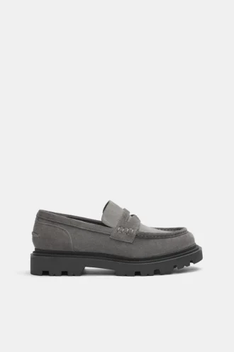 Mocasines gruesos de piel