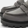 Mocasines gruesos de piel