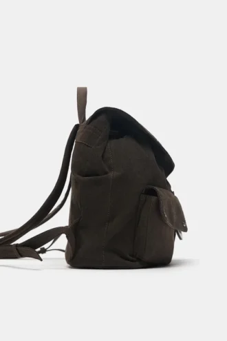 Mochila con bolsillo y hebilla