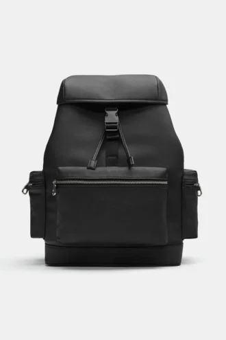 Mochila con textura de hebillas