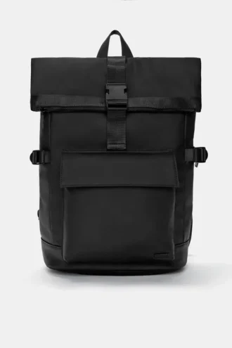 Mochila de tela recubierta de goma
