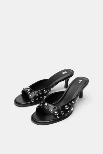 Mules de tacón con tachuelas