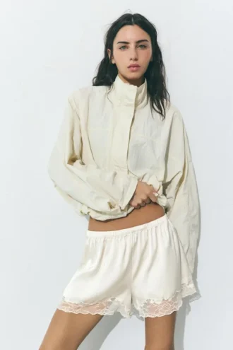 Pantalones Cortos tipo camisola con ribete de encaje
