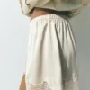 Pantalones Cortos tipo camisola con ribete de encaje Pantalones Cortos tipo camisola con ribete de encaje