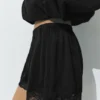 Pantalones Cortos tipo camisola con ribete de encaje Pantalones Cortos tipo camisola con ribete de encaje