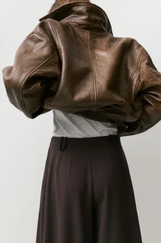 Pantalones de corte recto con pinzas Pantalones de corte recto con pinzas